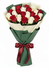 Букет Микс из красных и белых роз в Подберезье