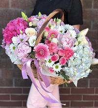 Цветочная композиция из Розы, Хризантемы, Пионы и Лизиантусы в корзине в Подберезье