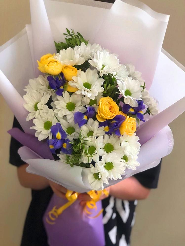 Букет цветов из: Ирисы, Хризантемы и Розы в Подберезье