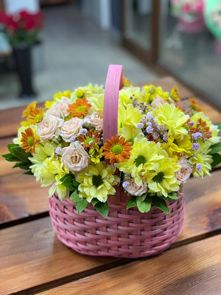 Цветочная композиция из Хризантемы и Розы в корзине в Подберезье