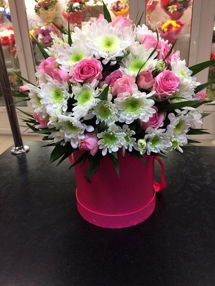 Цветочная композиция из Розы и Хризантемы в шляпной коробке в Подберезье