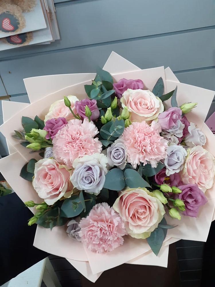 Букет цветов из: Розы, Гвоздики и Лизиантусы в Подберезье