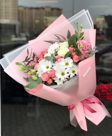 Букет цветов из: Розы, Лизиантусы и Хризантемы в Подберезье